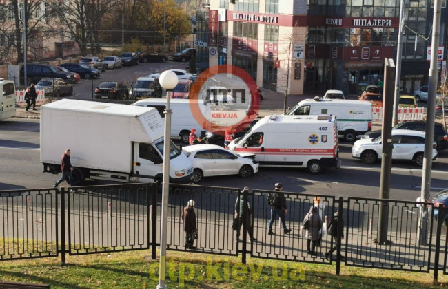 Не пропустил скорую и поплатился собственным авто: фото ДТП