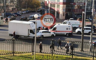 Не пропустил скорую и поплатился собственным авто: фото ДТП