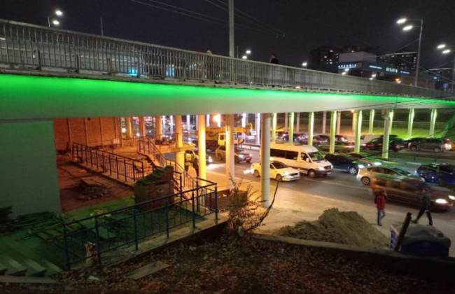 Тремя миллионами оттенков засиял столичный путепровод: впечатляющие кадры