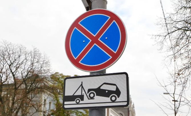 В центре Киева появились сотни новых табличек: о чем они предупреждают водителей