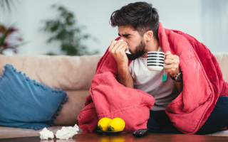 Симптомы очень похожи в первые дни: как не спутать коронавирус и ОРВИ
