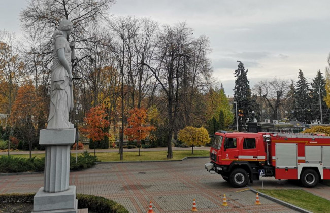 У будівлі Київського апеляційного суду шукають вибухівку
