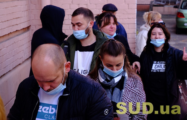 В последний рабочий день перед новым локдауном в киевских больницах собрались очереди желающих вакцинироваться: ФОТО