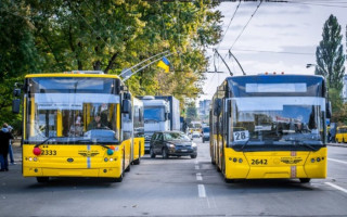 В Киеве нарушитель карантина без билета пытался убежать от контролеров, но его зажало в дверях