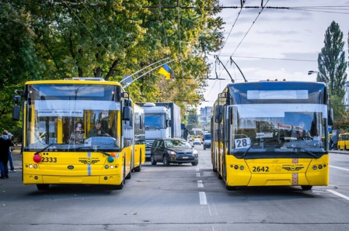 В Киеве нарушитель карантина без билета пытался убежать от контролеров, но его зажало в дверях