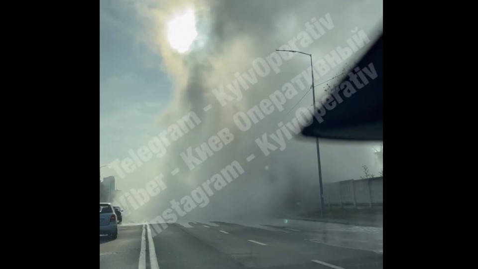 В Киеве произошел масштабный прорыв теплотрассы: кипяток бьет просто из земли