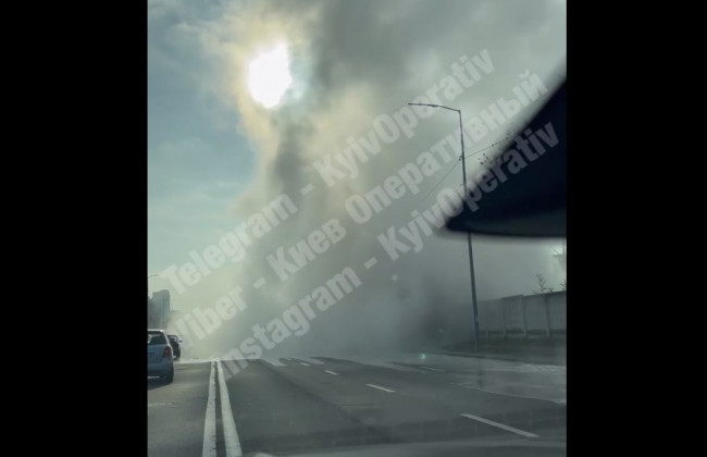 В Киеве произошел масштабный прорыв теплотрассы: кипяток бьет просто из земли