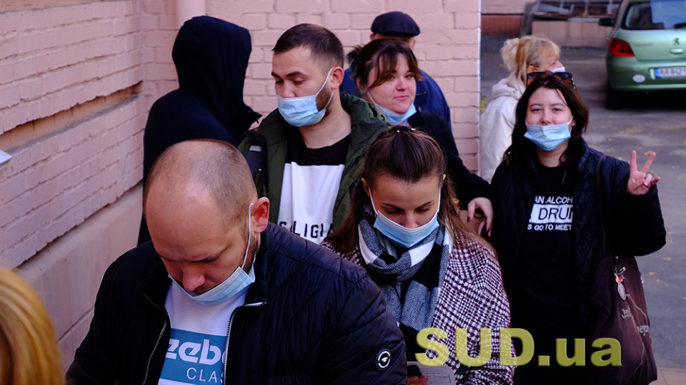 В последний рабочий день перед новым локдауном в киевских больницах собрались очереди желающих вакцинироваться: ФОТО