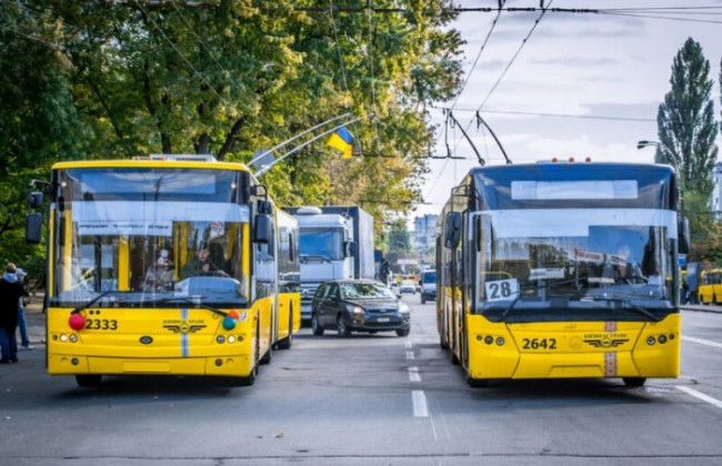 В Киеве нарушитель карантина без билета пытался убежать от контролеров, но его зажало в дверях