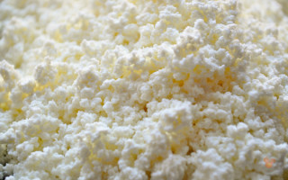 На прилавки украинских магазинов попал опасный творог