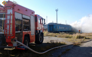 Во Львове на вокзале вспыхнул пожар: вагон был полностью в огне