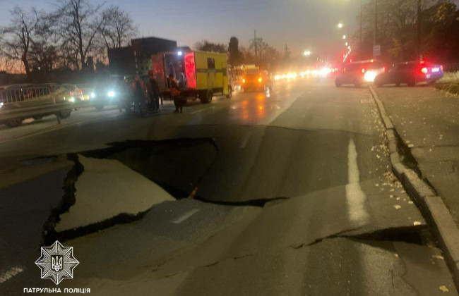 В Києві провалився асфальт: рух транспорту зупинено