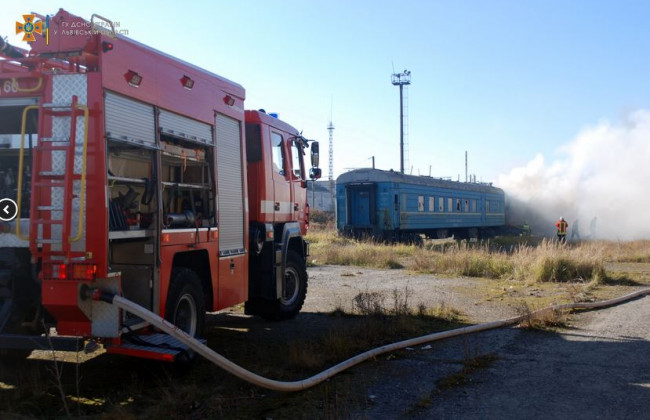 Во Львове на вокзале вспыхнул пожар: вагон был полностью в огне