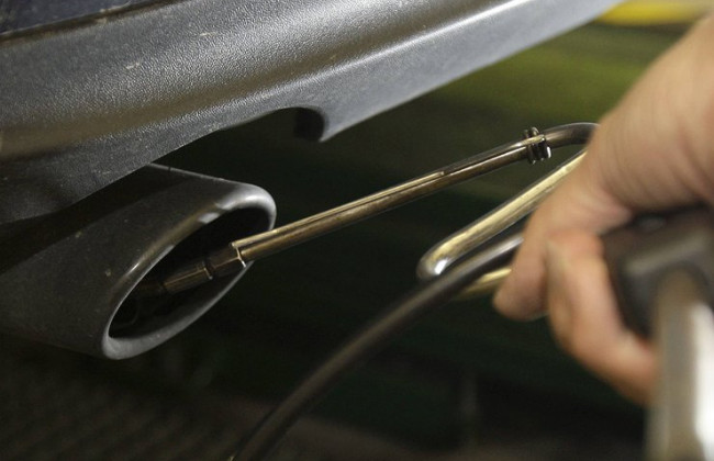 Как проверить состояние б/у авто листком бумаги у выхлопной трубы: советы перекупщика