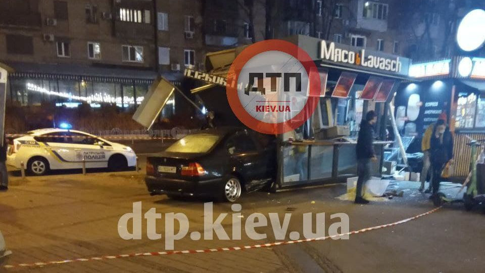 В Киеве водитель на BMW снес киоск с продавцом