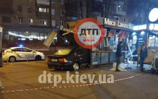 В Киеве водитель на BMW снес киоск с продавцом