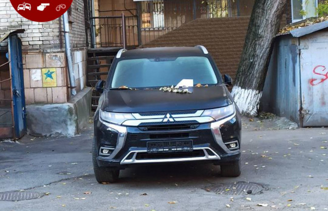 Бросил авто и не забирает вторую неделю: киевлян разозлил очередной «герой парковки»