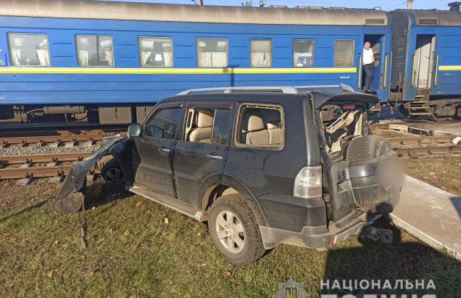 В Харьковской области поезд сбил автомобиль: есть пострадавшая