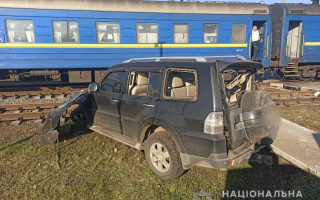 В Харьковской области поезд сбил автомобиль: есть пострадавшая
