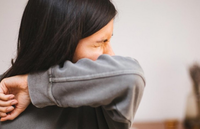 Чихание – единственный симптом: как проявляется коронавирус у вакцинированных людей