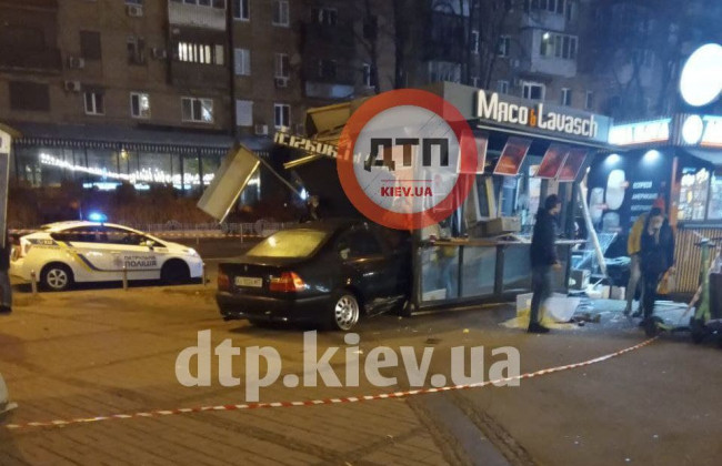 В Киеве водитель на BMW снес киоск с продавцом