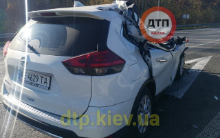 Под Киевом девушка за рулем Nissan влетела в фуру