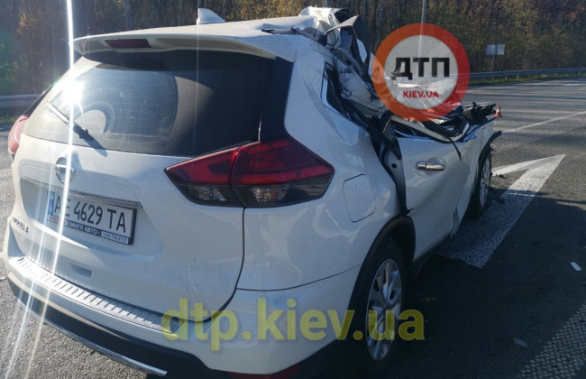 Под Киевом девушка за рулем Nissan влетела в фуру