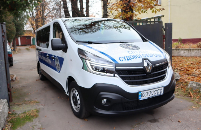 На Хмельниччині біля суду сапери знешкодили підозрілий предмет