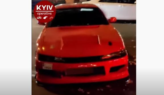 В Киеве автохам бросил машину на дороге и заблокировал движение