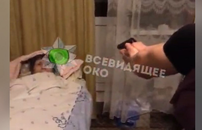 В Киеве подростки с пистолетом издевались над больной бабушкой, видео