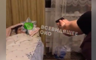 В Киеве подростки с пистолетом издевались над больной бабушкой, видео