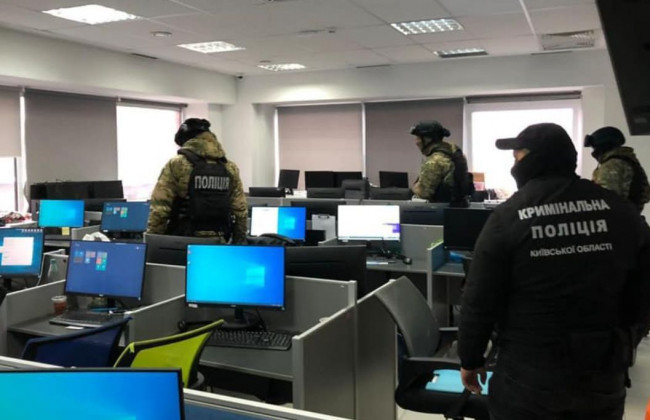 Довгий час «тероризували» вчителів: викрили колекторський центр, відео