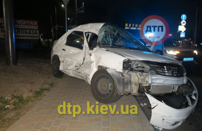 Лобовое столкновение под Киевом: легковушка влетела в автобус, видео