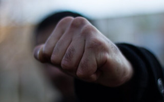 В Киеве дубинками избили мужчину, который хотел «справить малую нужду» в парке