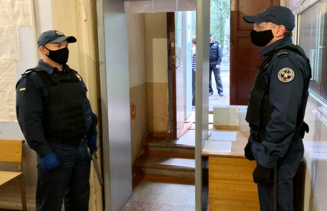 Доступ СМИ и слушателей в судебные заседания ограничивают: насколько это законно