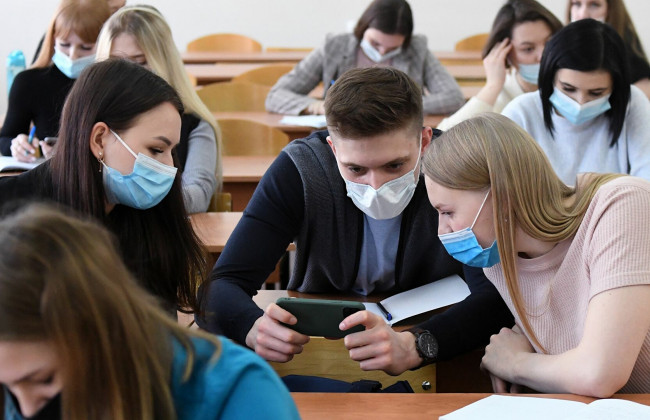 Невакцинированных студентов предлагают лишить стипендий