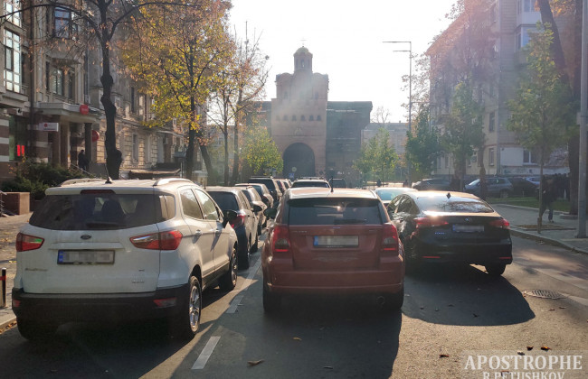 Машины паркуют в три ряда: в Киеве проблемы с парковкой из-за локдауна, фото