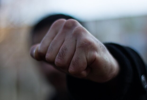 В Киеве дубинками избили мужчину, который хотел «справить малую нужду» в парке