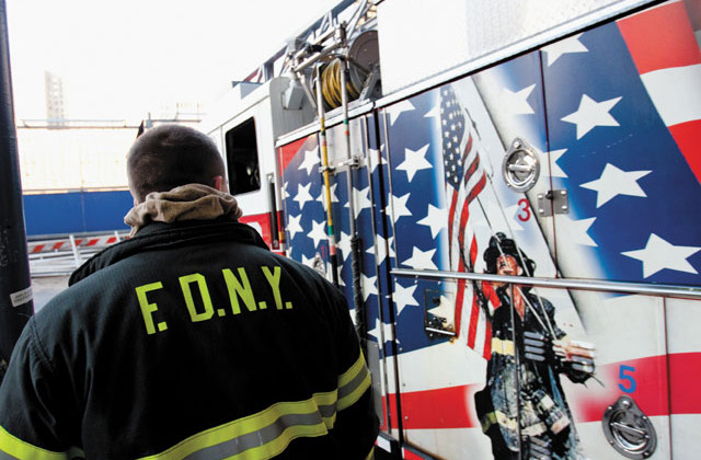 В Нью-Йорке отстранили от работы тысячи не вакцинированных госслужащих