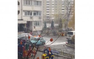 В Киеве возле многоэтажки вспыхнул автомобиль, видео