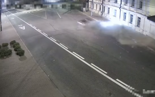 В Киеве парни на BMW снесли 12 столбиков на тротуаре, видео