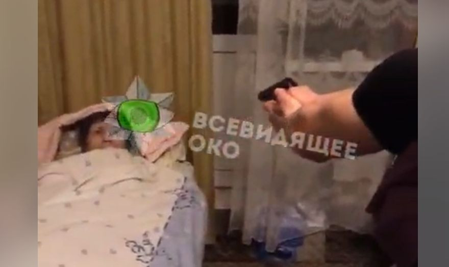 В Киеве подростки с пистолетом издевались над больной бабушкой: полиция занялась делом