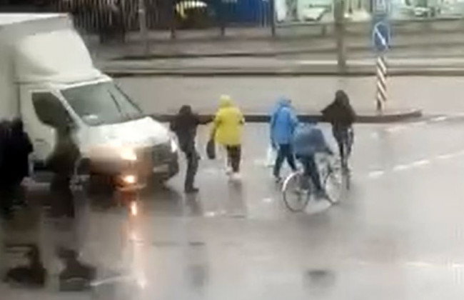 Смертельное ДТП в Киеве: грузовик на большой скорости сбил велосипедиста и пешехода