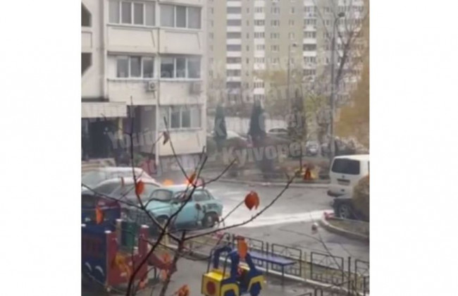 В Киеве возле многоэтажки вспыхнул автомобиль, видео
