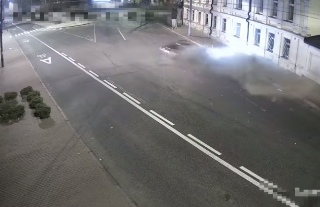 В Киеве парни на BMW снесли 12 столбиков на тротуаре, видео
