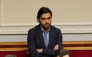 Гео Лерос на засіданні Ради показав Зеленському середній палець
