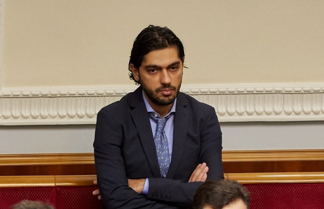 Гео Лерос на засіданні Ради показав Зеленському середній палець