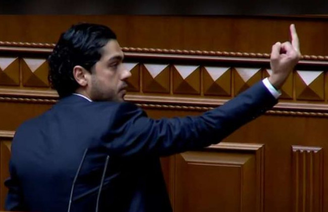 Лерос показал средний палец Зеленскому, теперь инцидентом займется комитет Рады