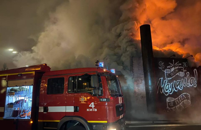 В Киеве вспыхнул мощный пожар в ресторане: фото