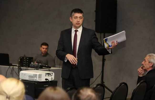 Ким замінять відсторонених невакцинованих держслужбовців та вчителів: відповідь Держпраці